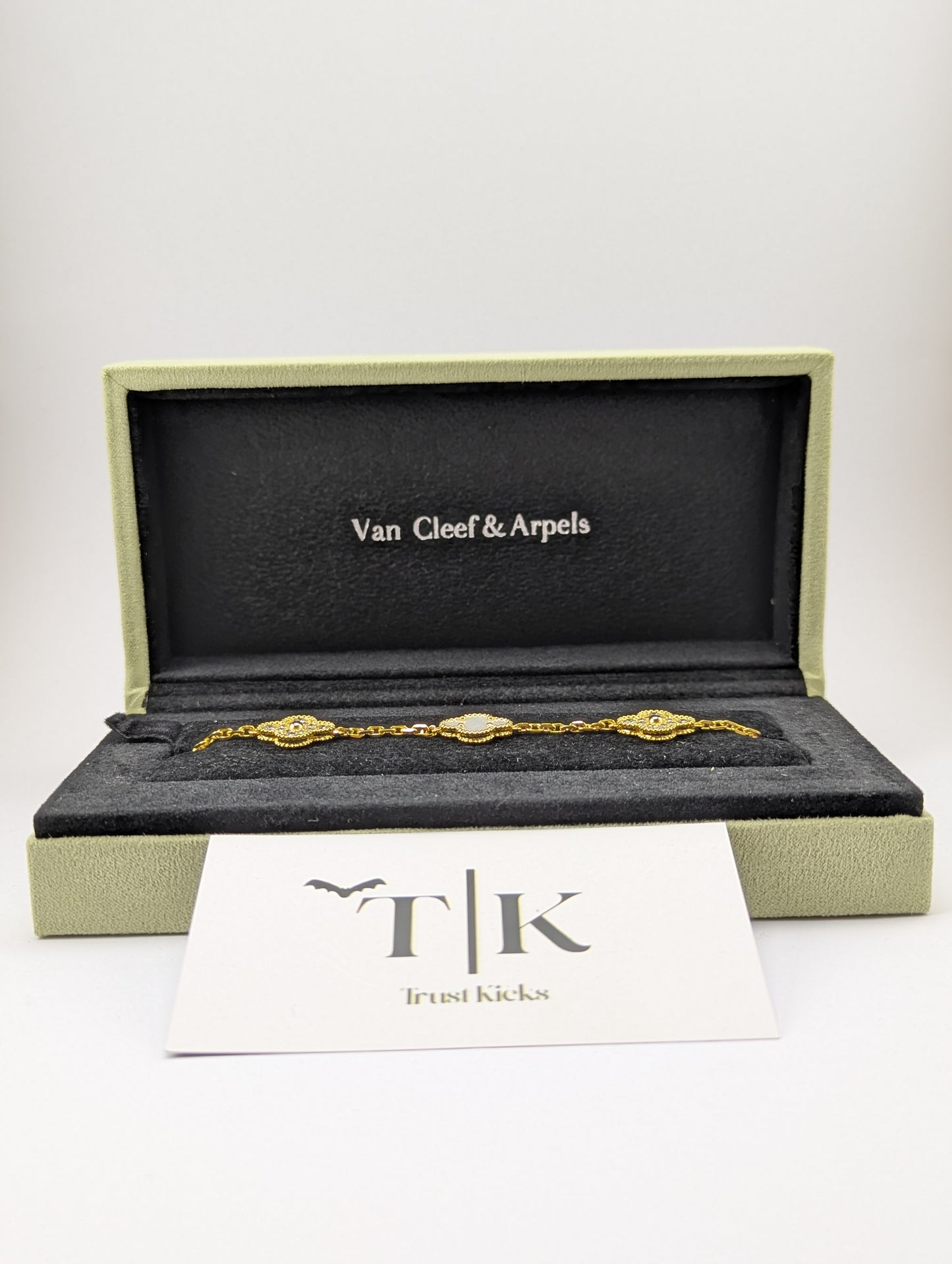 Pulso Tipo Van Cleef Baño de Oro 18k "Gris con Zirconia"